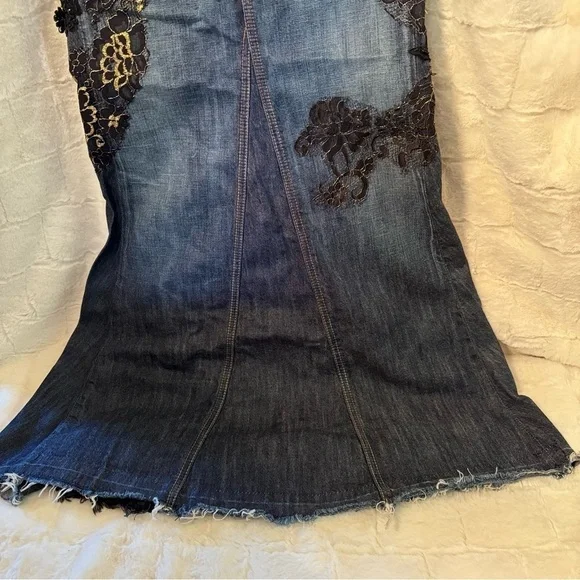 ❣️SOLD ❣️BEBE Lace Appliqué Long Gusset True Indigo Denim Skirt. Size 26. 40”L - Picture 7 of 17